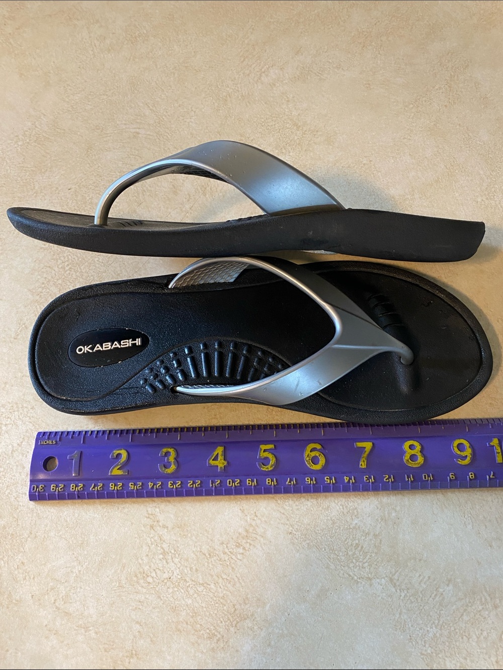 Okabashi Women’s Silver and Black Thong Sandals